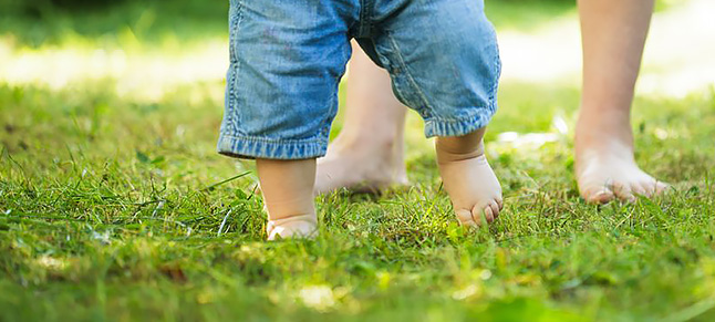 first steps of baby in walking